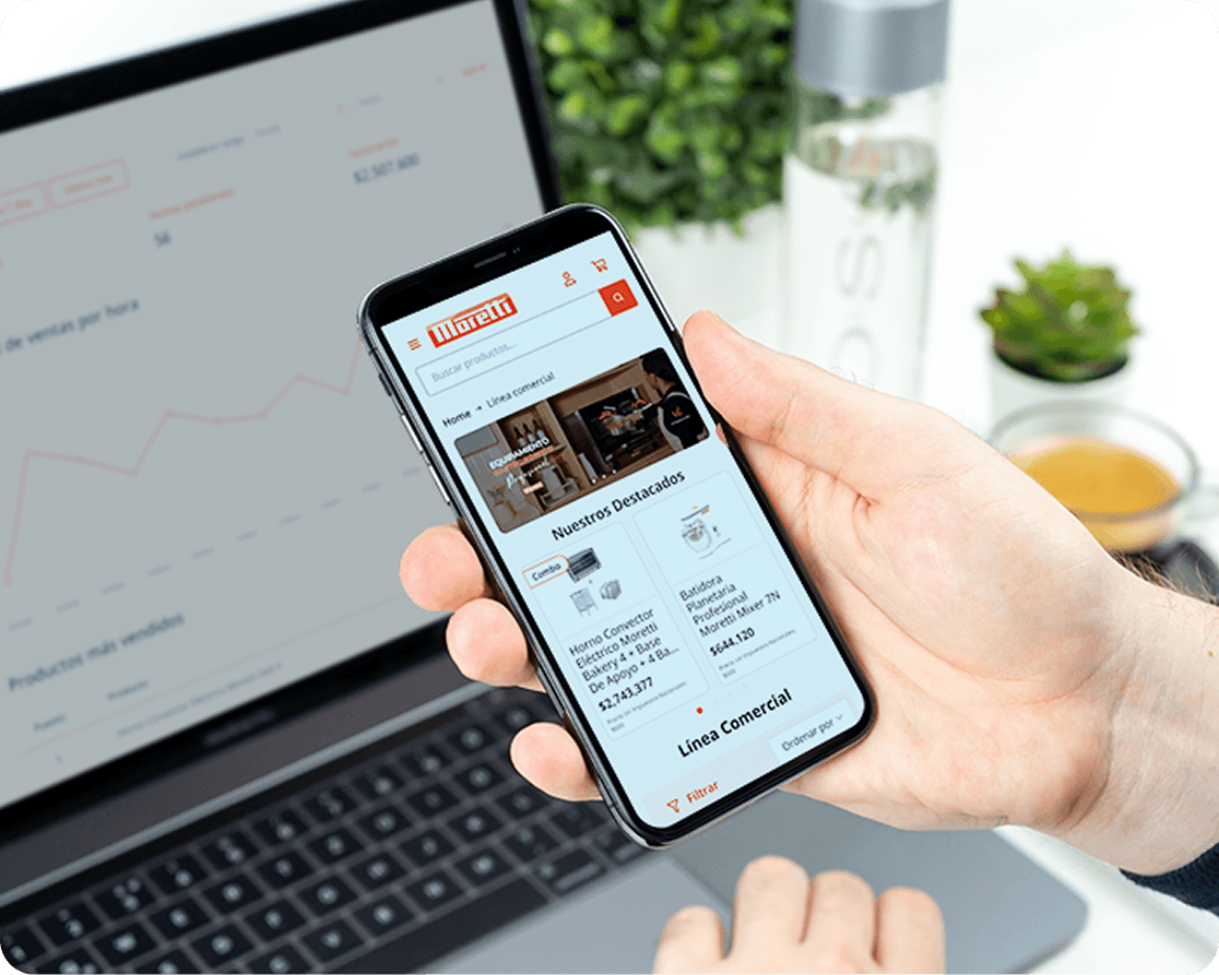 Persona visitando el sitio desde un móvil